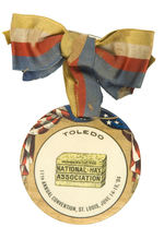"NATIONAL HAY ASSOCIATION" 1904 DOUBLE-SIDED CELLO BADGE.