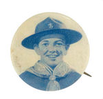 PORTRAIT BUTTON OF EARLY BOY SCOUT IN BLUE TONE.