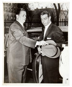 “JOE DiMAGGIO AND TOOTS SHOR” 1955 NEWS SERVICE PHOTO.