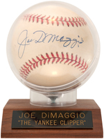 JOE DiMAGGIO SINGLE-SIGNED BASEBALL.