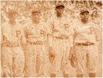 1934 PITTSBURGH CRAWFORDS TEAM PHOTO WITH FIVE HOFers: GIBSON, PAIGE, CHARLESTON, BELL & JOHNSON.