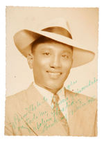 CUBAN BASEBALL HOF MEMBER RAMON "NAPOLEON" HEREDIA 1945 SIGNED PHOTO.